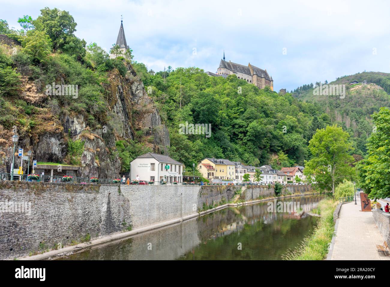 Château de Vianden et notre rivière, Vianden, canton de Vianden, Luxembourg Banque D'Images