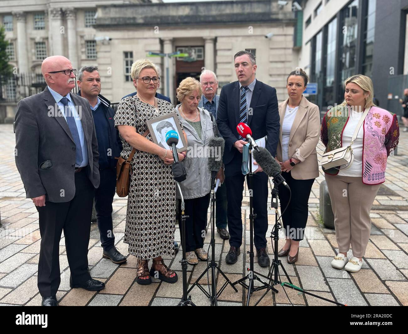 Le solliciteur Gavin Booth de Phoenix Law (troisième à droite) parle aux médias avec la nièce de Robert Anderson, Michelle Osborne (troisième à gauche) et d'autres membres de la famille à l'extérieur de la haute Cour de Belfast, Comme une nouvelle enquête sur le décès de M. Anderson a été accordée par le procureur général Dame Brenda King. L'ancien soldat des transmissions royales Robert Anderson, 25 ans, ainsi que Sean Ruddy, 19 ans, et Thomas McLaughlin, 27 ans, ont été abattus sur la rue Hill, à Newry, sur 23 octobre 1971, alors qu'ils rentrent d'un bar. Date de la photo: Vendredi 30 juin 2023. Banque D'Images