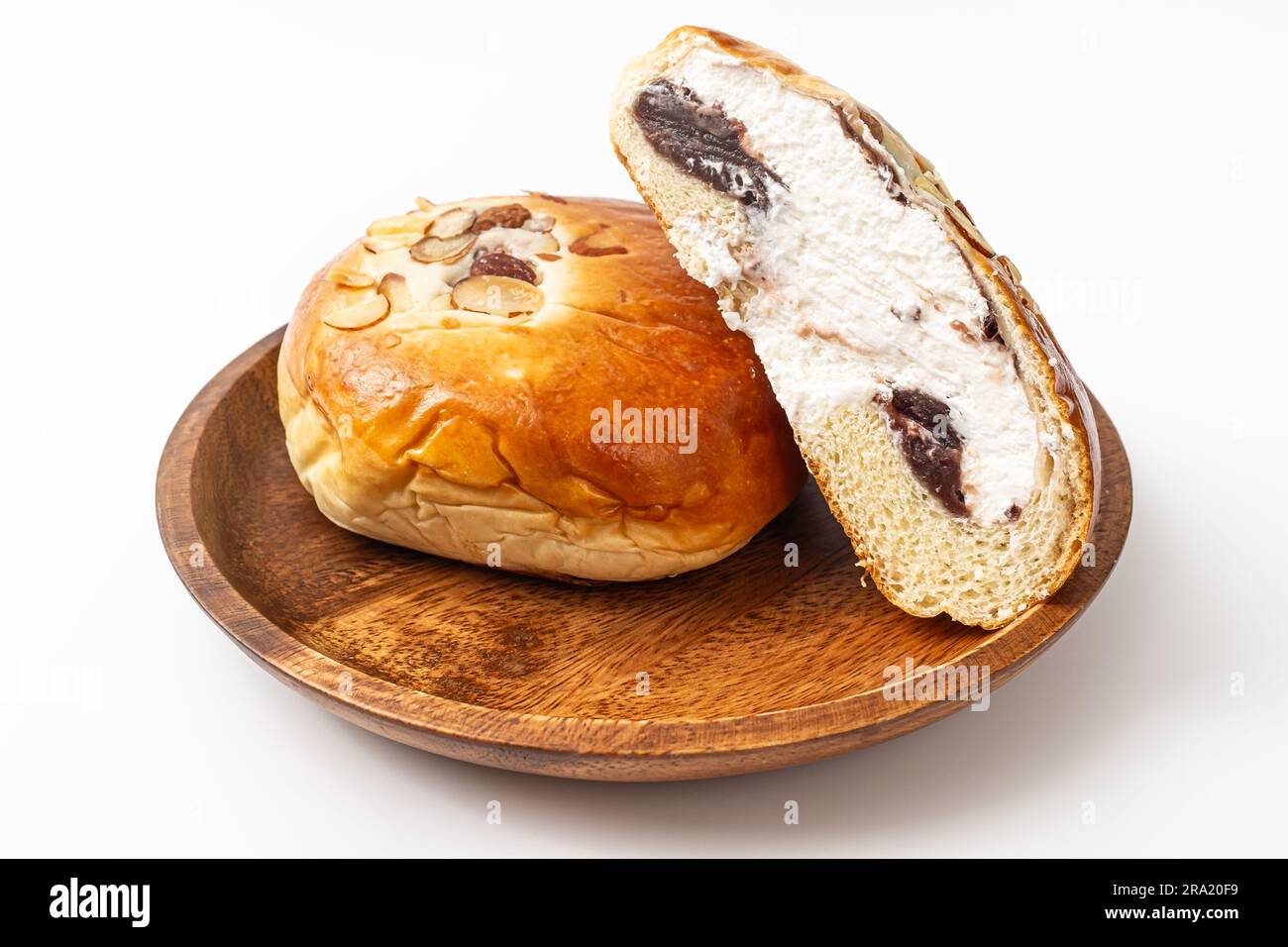 Pain à la crème de haricots rouges sucré sur un fond blanc Banque D'Images