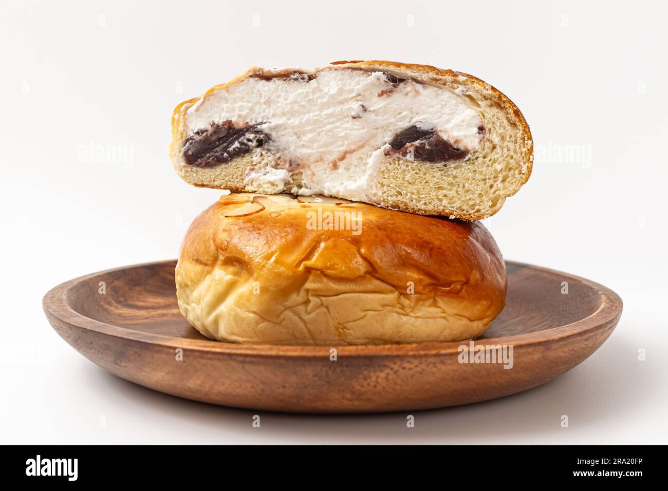 Pain à la crème de haricots rouges sucré sur un fond blanc Banque D'Images