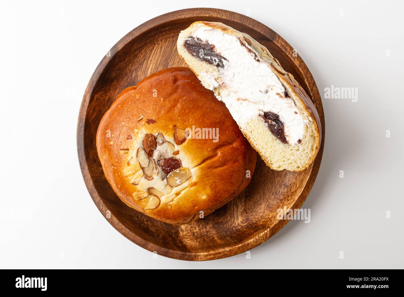 Pain à la crème de haricots rouges sucré sur un fond blanc Banque D'Images