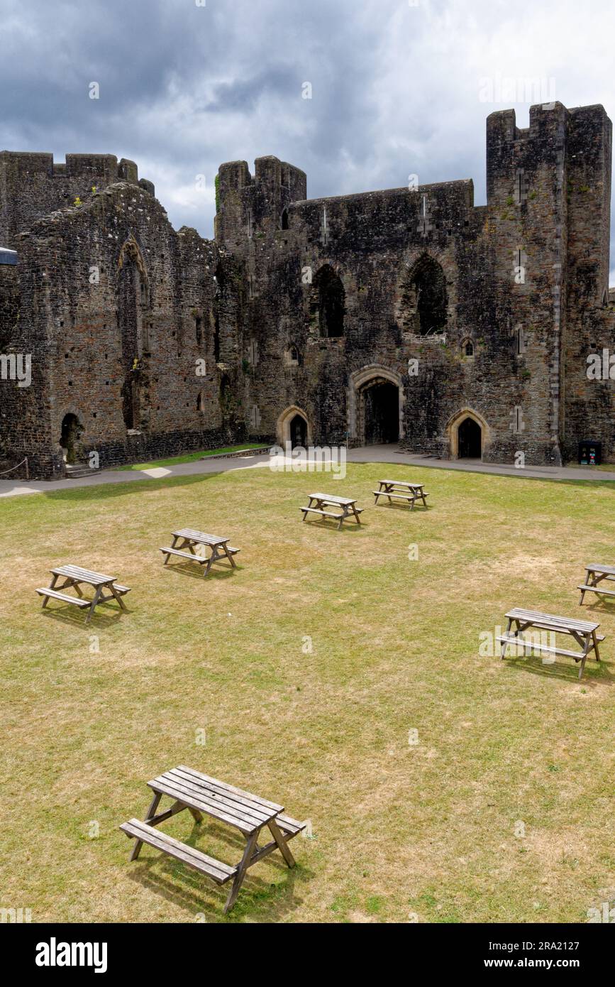 Le château de Caerphilly, une fortification partiellement détruite, datant du 13th siècle. Caerphilly Mid-Glamorgan Sud-Galles, Royaume-Uni - 25th juin Banque D'Images