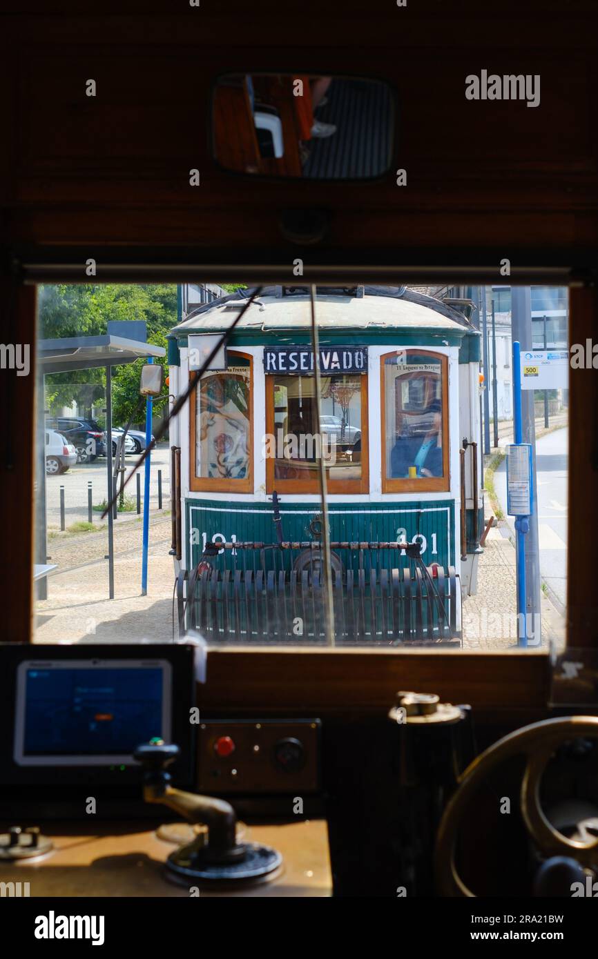 Les chauffeurs de taxi à l'intérieur d'un tramway traditionnel à Porto, Portugal, 2023. Banque D'Images