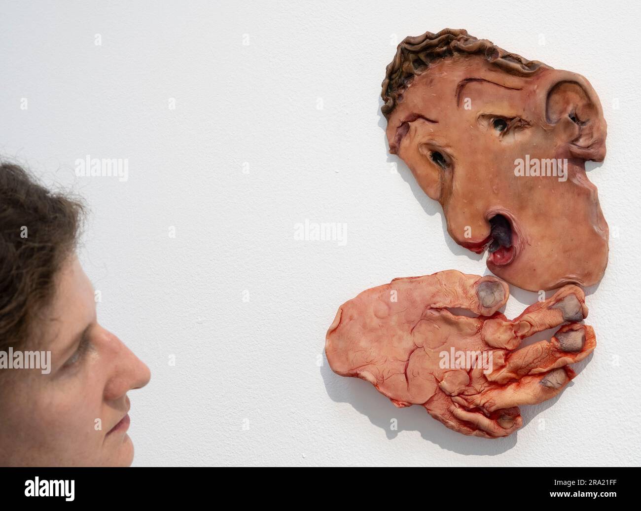 Galerie Elizabeth Xi Bauer, Deptford, Londres, Royaume-Uni. 30th juin 2023. Une exposition en duo de nouvelles œuvres des artistes féminins Alexandra Zarins (photographie) et Gokula Stoffel exposées à Elizabeth Xi Bauer. Les peintures de Zarins et les sculptures de Stoffel se côtoient, l'exposition se déroule jusqu'au 22 juillet. Crédit : Malcolm Park/Alay Live News Banque D'Images