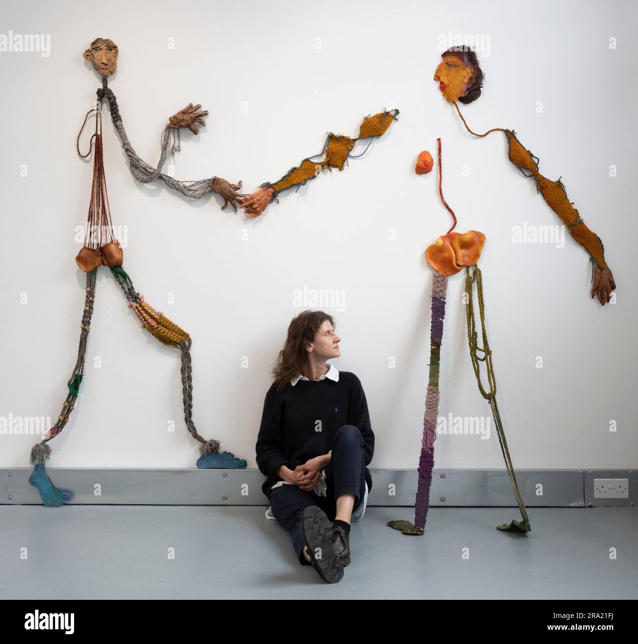 Galerie Elizabeth Xi Bauer, Deptford, Londres, Royaume-Uni. 30th juin 2023. Une exposition en duo de nouvelles œuvres des artistes féminins Alexandra Zarins (photographie) et Gokula Stoffel exposées à Elizabeth Xi Bauer. Les peintures de Zarins et les sculptures de Stoffel se côtoient, l'exposition se déroule jusqu'au 22 juillet. Crédit : Malcolm Park/Alay Live News Banque D'Images