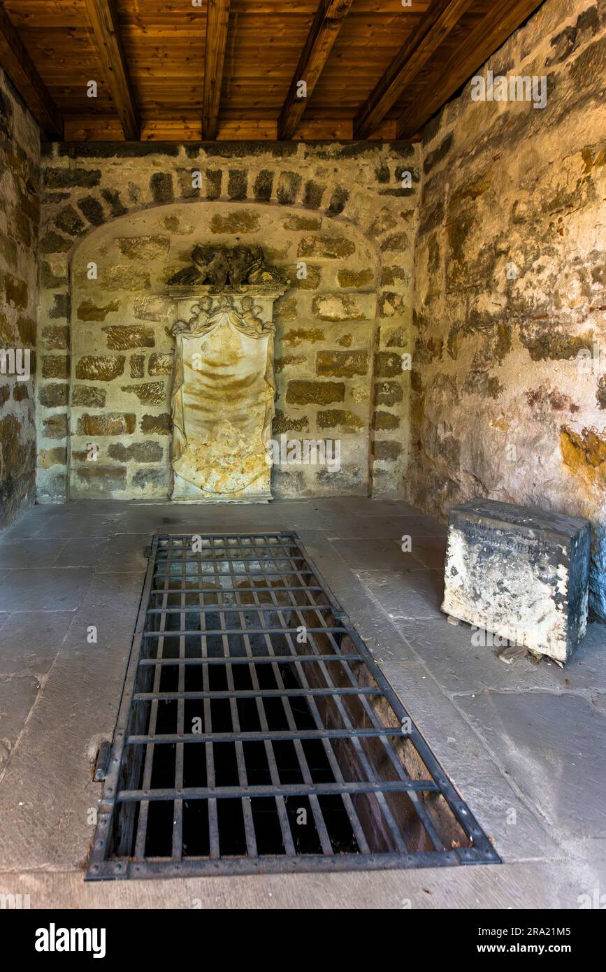 Vue sur une crypte depuis le cimetière Elias à Dresde. Les cercueils étaient empilés dans une chambre funéraire entourée de murs dans la terre. Contrairement aux tombes en terre, cela conduit à une nuisance olfactive considérable. Les bâtiments de crypte avec un front arqué au mur du cimetière sont une caractéristique particulière du cimetière Elias. Le cimetière Elias de Dresde, en Allemagne, est désaffecté depuis 1876 et fermé depuis 1924 Banque D'Images