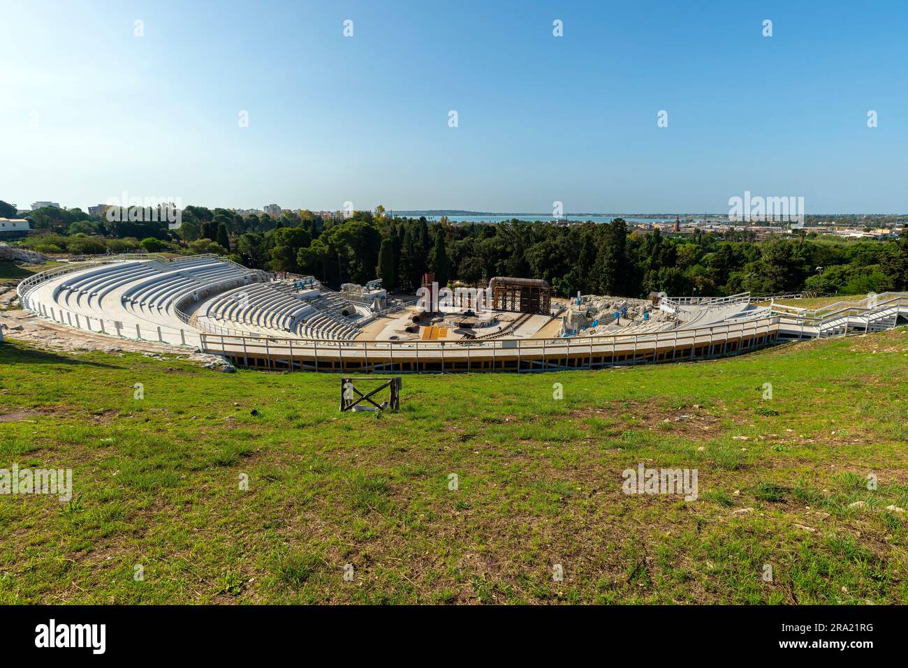 Admirez l'ancien théâtre grec dans le parc archéologique de Syracuse, en Italie. Banque D'Images