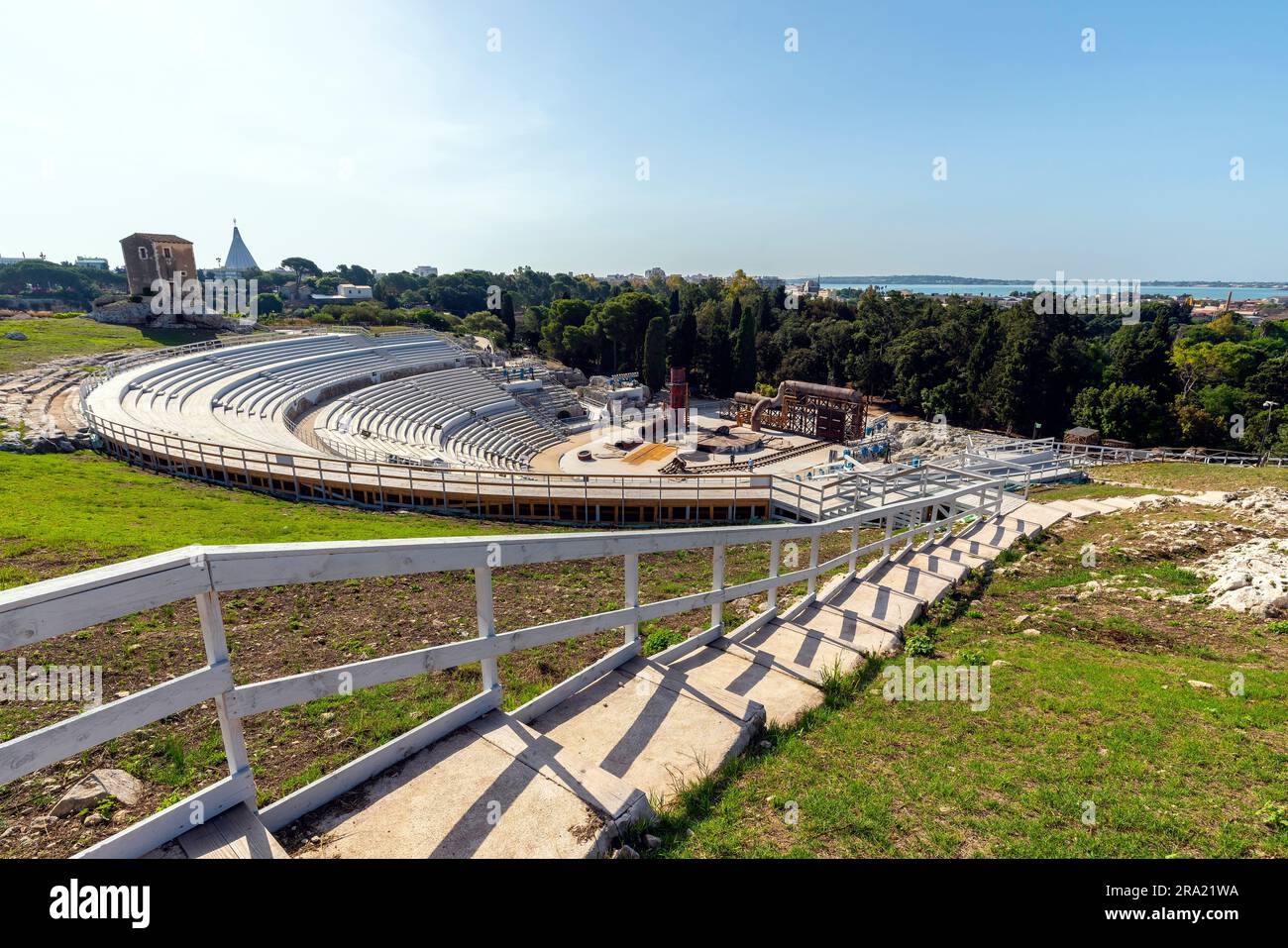 Admirez l'ancien théâtre grec dans le parc archéologique de Syracuse, en Italie. Banque D'Images