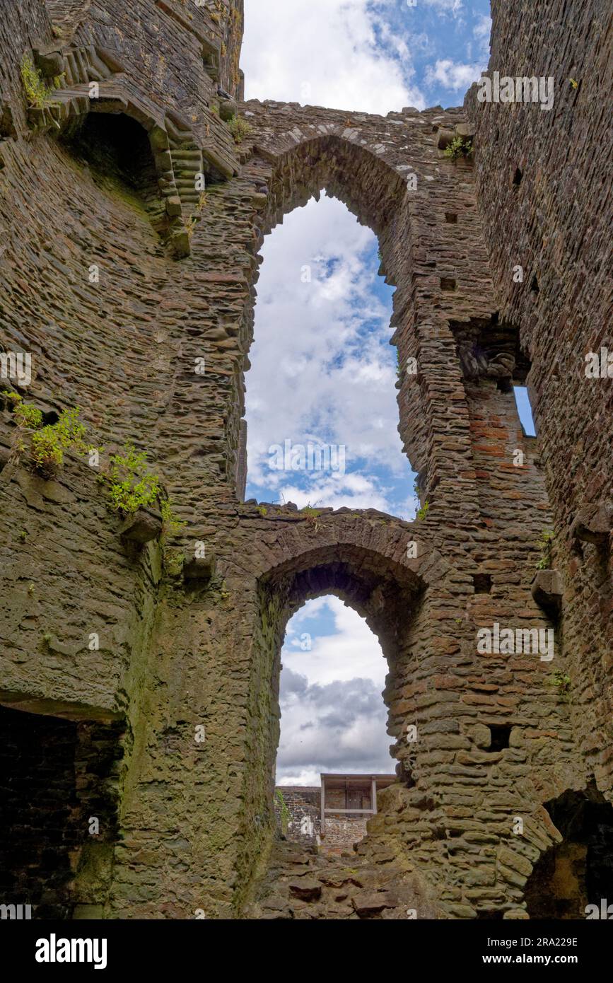 Le château de Caerphilly, une fortification partiellement détruite, datant du 13th siècle. Caerphilly Mid-Glamorgan Sud-Galles, Royaume-Uni - 25th juin Banque D'Images