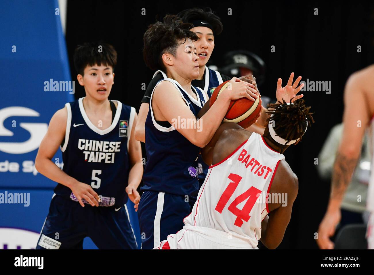 Sydney, Australie. 30th juin 2023. Chen Wei-an (L) de l'équipe féminine de basket-ball de Taipei chinois et Trinity Baptiste (R) de l'équipe féminine de basket-ball de Liban sont vus en action pendant la FIBA Women's Asia Cup 2023 Division Un match entre le Liban et le Taipei chinois tenu au Quay Center. Taipei chinois contre le Liban (FIBA Asia Cup Division A) le Liban a remporté 75 - 73. Crédit : SOPA Images Limited/Alamy Live News Banque D'Images