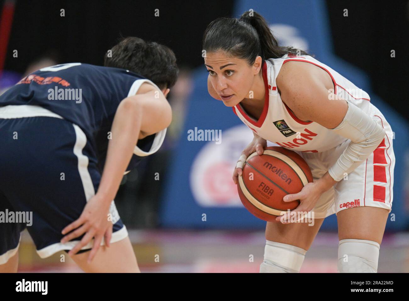 Sydney, Australie. 30th juin 2023. Chen Wei-an (L) de l'équipe de basket-ball féminine de Taipei chinois et Miramar Mokdad (R) de l'équipe de basket-ball féminine du Liban vu en action pendant la FIBA Women's Asia Cup 2023 Division Un match entre le Liban et le Taipei chinois tenu au Quay Center. Taipei chinois contre le Liban (FIBA Asia Cup Division A) le Liban a remporté 75 - 73. Crédit : SOPA Images Limited/Alamy Live News Banque D'Images