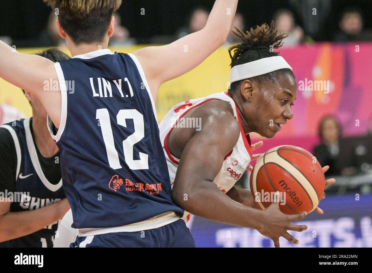 Sydney, Australie. 30th juin 2023. Trinity Baptiste (R) de l'équipe de basket-ball Lebanon Women et Lin Yu-Ting (L) de l'équipe de basket-ball Chinese Taipei Women sont vus en action lors de la FIBA Women's Asia Cup 2023 Division Un match entre le Liban et le Taipei chinois tenu au Quay Center. Taipei chinois contre le Liban (FIBA Asia Cup Division A) le Liban a remporté 75 - 73. Crédit : SOPA Images Limited/Alamy Live News Banque D'Images