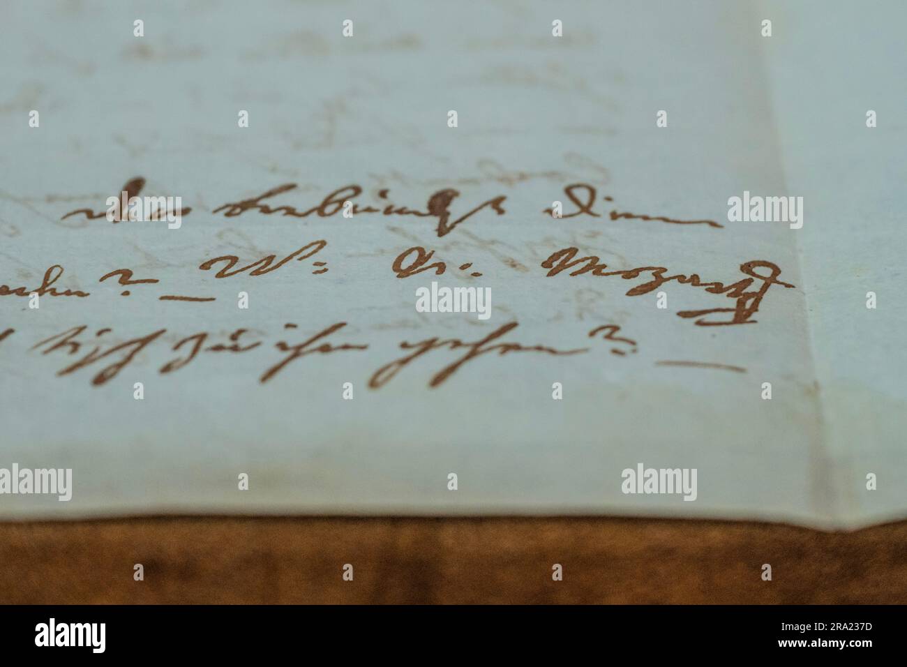 Londres, Royaume-Uni. 30 juin 2023. Une lettre autographe de Mozart (1756-1791). La lettre adressée à son ami proche Baroness von Waldstätten par Mozart, 26 ans, déclare qu'il devra se marier dans les deux jours afin de sauver sa future femme du scandale. La lettre dans la main de Mozart, en allemand, comprend deux pages et a été écrit à l'été 1782 tandis que à Vienne, estimation: £300 000-500 000 - l'art de l'antiquité au 20th siècle, un aperçu de la semaine classique de Christie à Londres retourne cet été avec dix ventes aux enchères en direct et une vente en ligne. La série se déroulera du 30 juin au 14 juillet, avec auc Banque D'Images