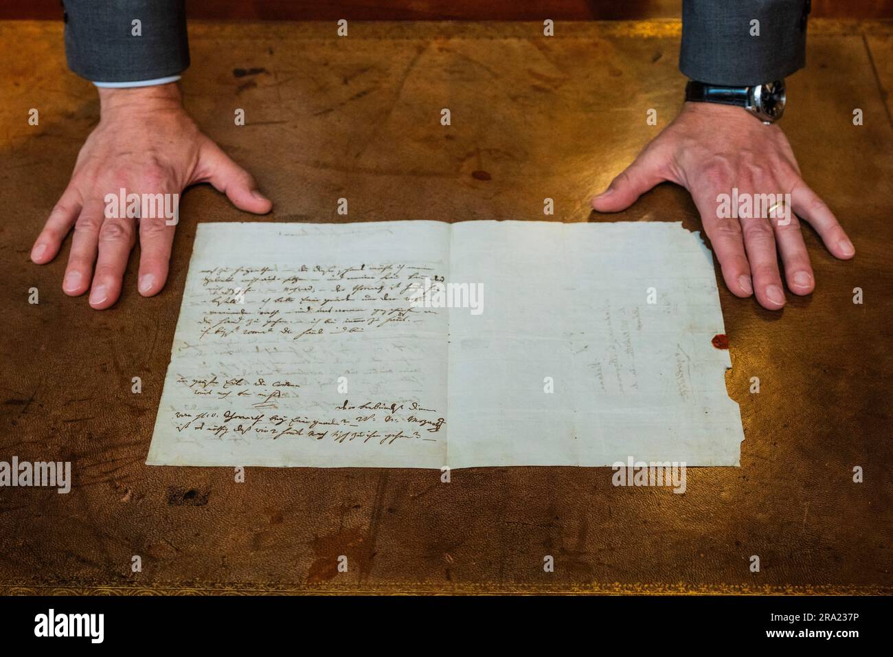 Londres, Royaume-Uni. 30 juin 2023. Une lettre autographe de Mozart (1756-1791). La lettre adressée à son ami proche Baroness von Waldstätten par Mozart, 26 ans, déclare qu'il devra se marier dans les deux jours afin de sauver sa future femme du scandale. La lettre dans la main de Mozart, en allemand, comprend deux pages et a été écrit à l'été 1782 tandis que à Vienne, estimation: £300 000-500 000 - l'art de l'antiquité au 20th siècle, un aperçu de la semaine classique de Christie à Londres retourne cet été avec dix ventes aux enchères en direct et une vente en ligne. La série se déroulera du 30 juin au 14 juillet, avec auc Banque D'Images