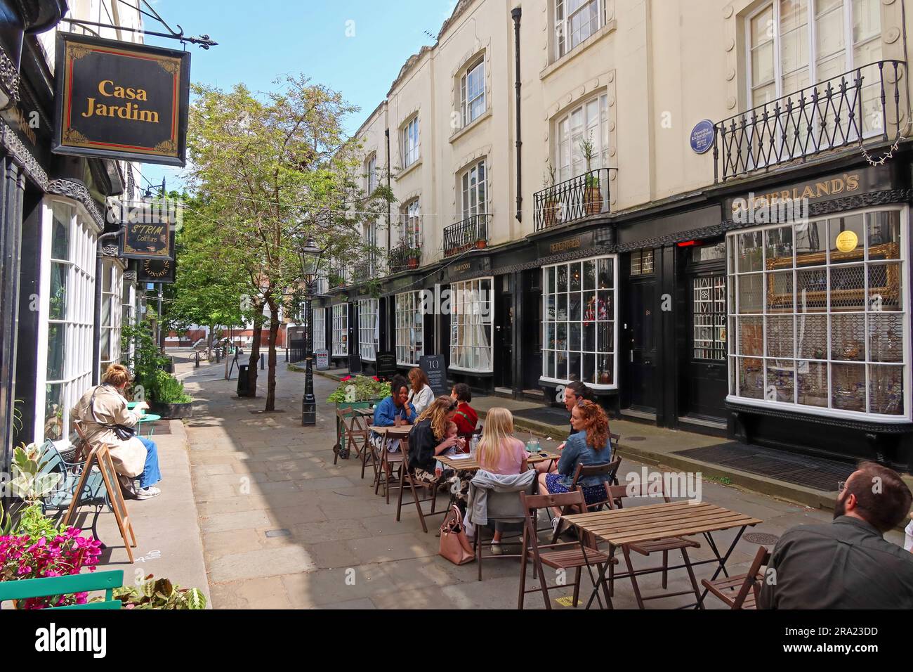 Café en plein air et boutiques indépendantes le long de Woburn Walk à Bloomsbury, Londres. Casa Jardim, Sutherlands Banque D'Images