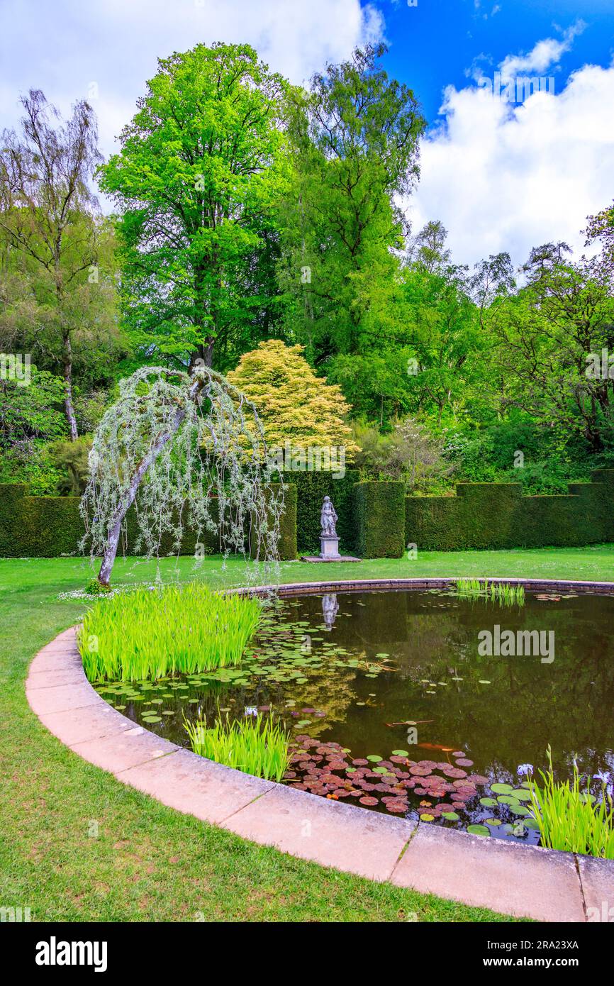La paisible transité des eaux fixes dans le jardin circulaire de la piscine à KNightshayes court, n ° Tiverton, Devon, Angleterre, Royaume-Uni Banque D'Images