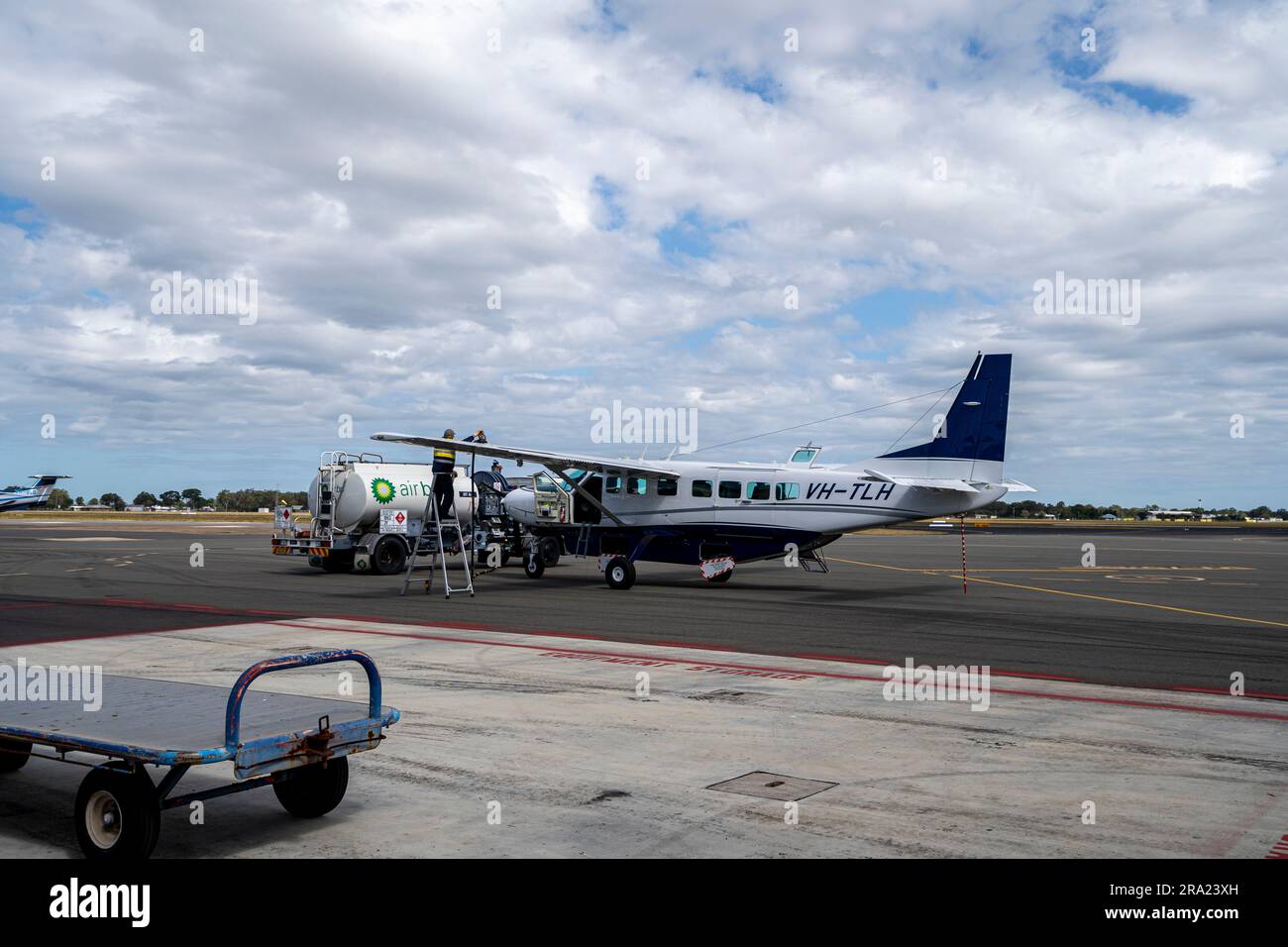 Cessna Caravan 208 en cours de ravitaillement avant de voler des touristes à Lady Elliot Island, Queensland, Australie Banque D'Images