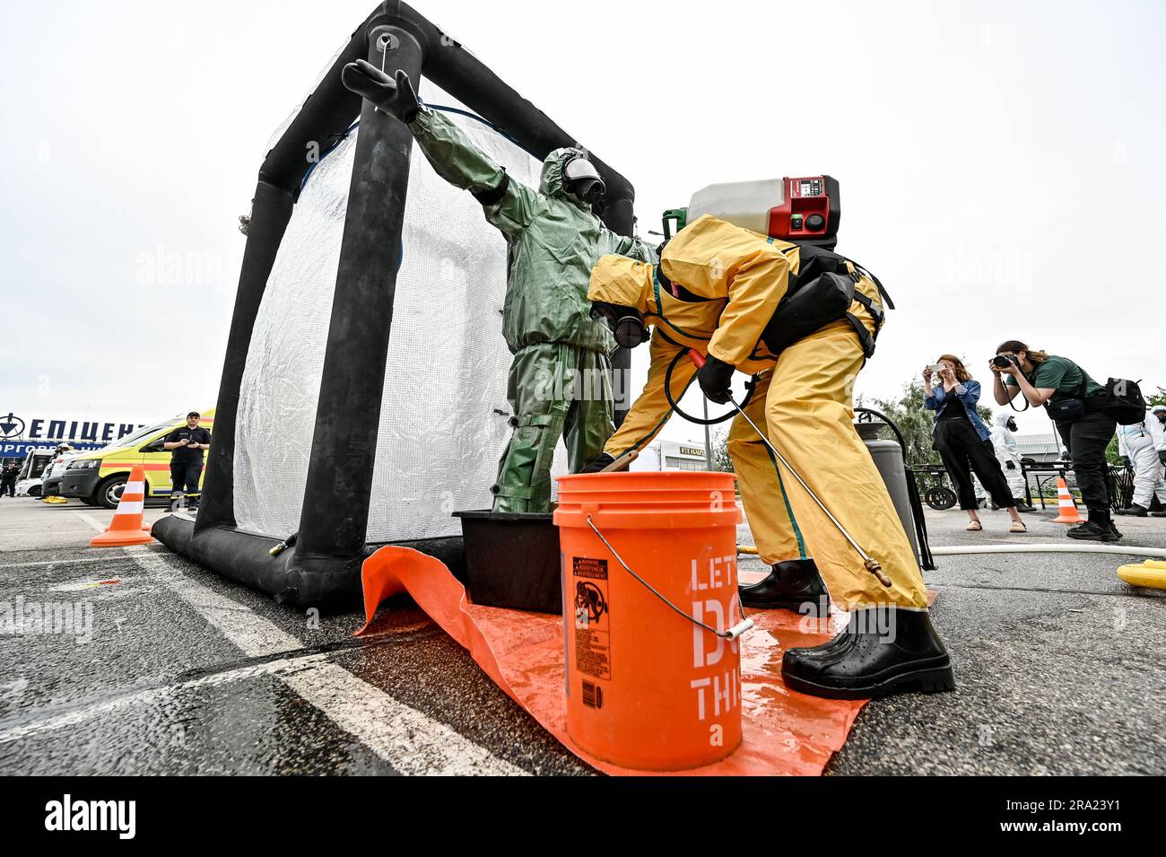 ZAPORIZHHIA, UKRAINE - LE 29 JUIN 2023 - le processus de décontamination est illustré pendant les exercices de commandement et de personnel pour pratiquer des actions dans le e Banque D'Images