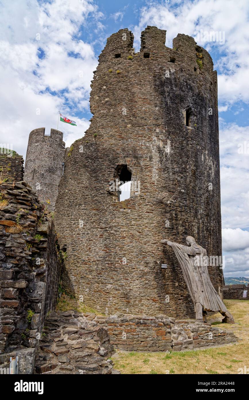 4th marquis de Bute tenant la tour penchée du Sud-est au château de Caerphilly - une fortification en partie ruinée, datant du 13th siècle. Env Banque D'Images
