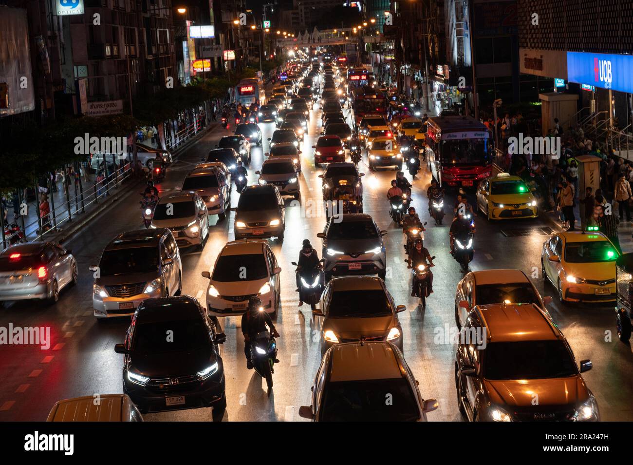 Trafic de nuit très fréquenté à Bangkok, en Thaïlande Banque D'Images