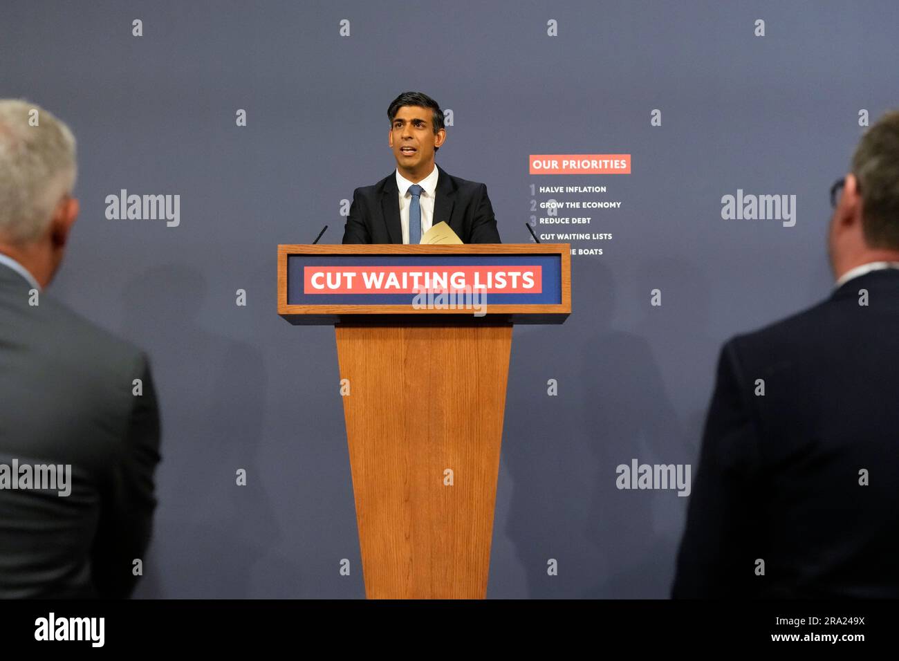 Le Premier ministre Rishi Sunak lors d'une conférence de presse à Downing Street à Londres, alors que le NHS et le gouvernement lancent le tout premier plan de travail à long terme de l'histoire du NHS. Date de la photo: Vendredi 30 juin 2023. Banque D'Images