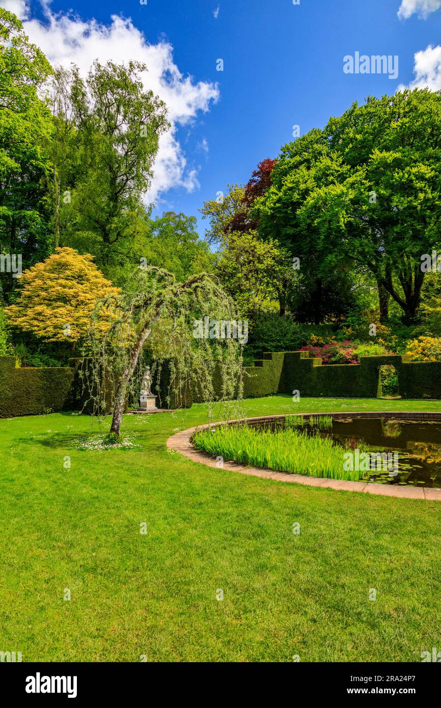La paisible transité des eaux fixes dans le jardin circulaire de la piscine à KNightshayes court, n ° Tiverton, Devon, Angleterre, Royaume-Uni Banque D'Images