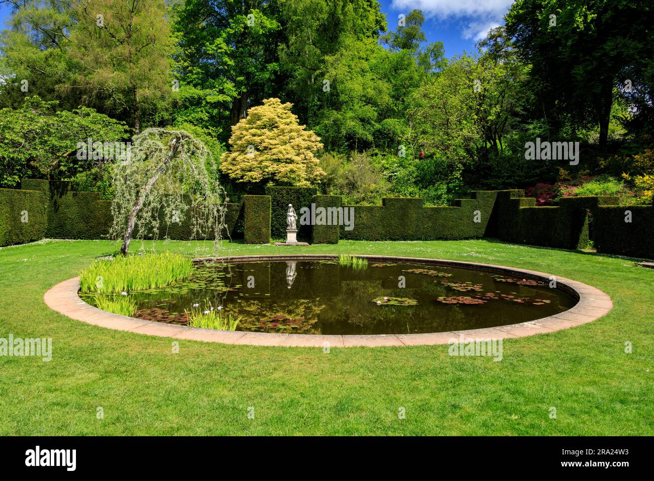 La paisible transité des eaux fixes dans le jardin circulaire de la piscine à KNightshayes court, n ° Tiverton, Devon, Angleterre, Royaume-Uni Banque D'Images