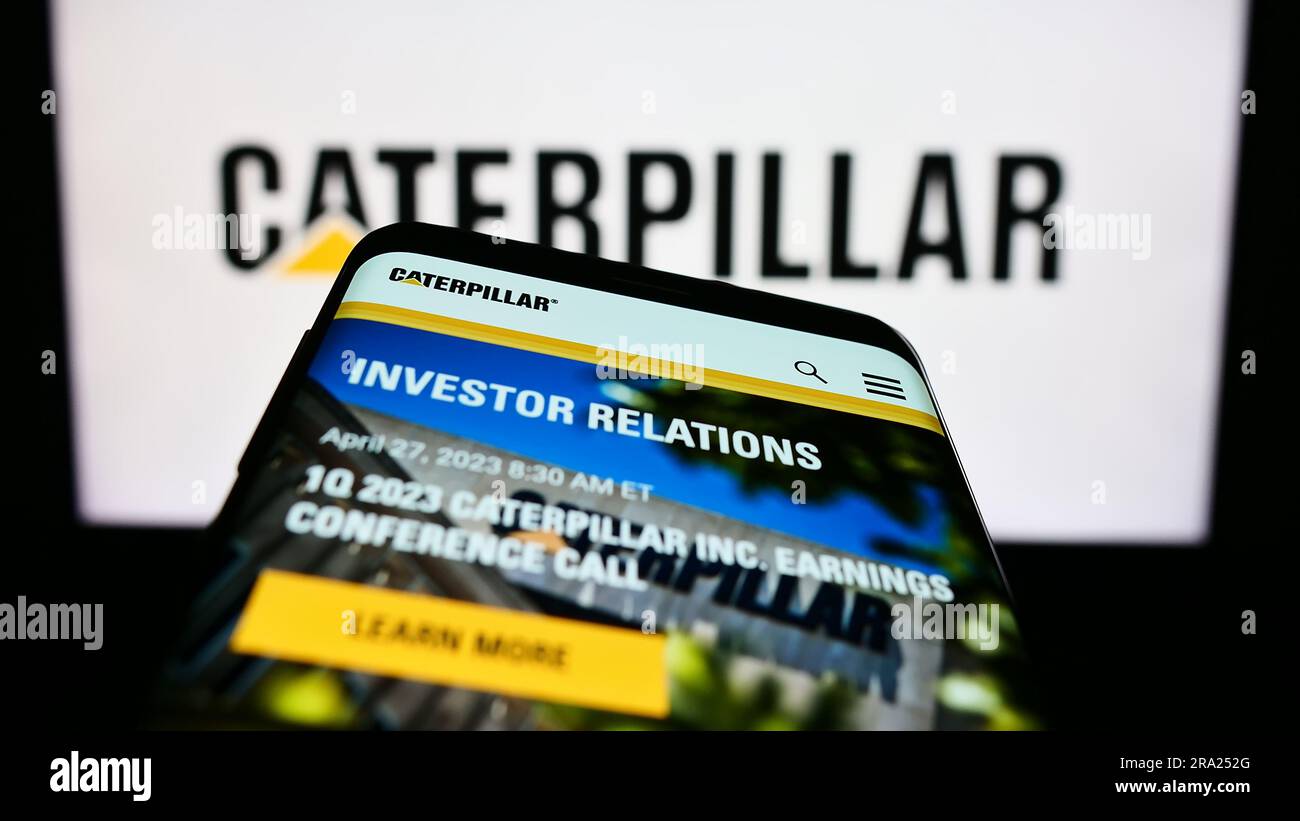 Téléphone mobile avec le site Web de la société américaine d'équipements lourds Caterpillar Inc. À l'écran devant le logo de l'entreprise. Faites la mise au point dans le coin supérieur gauche de l'écran du téléphone. Banque D'Images