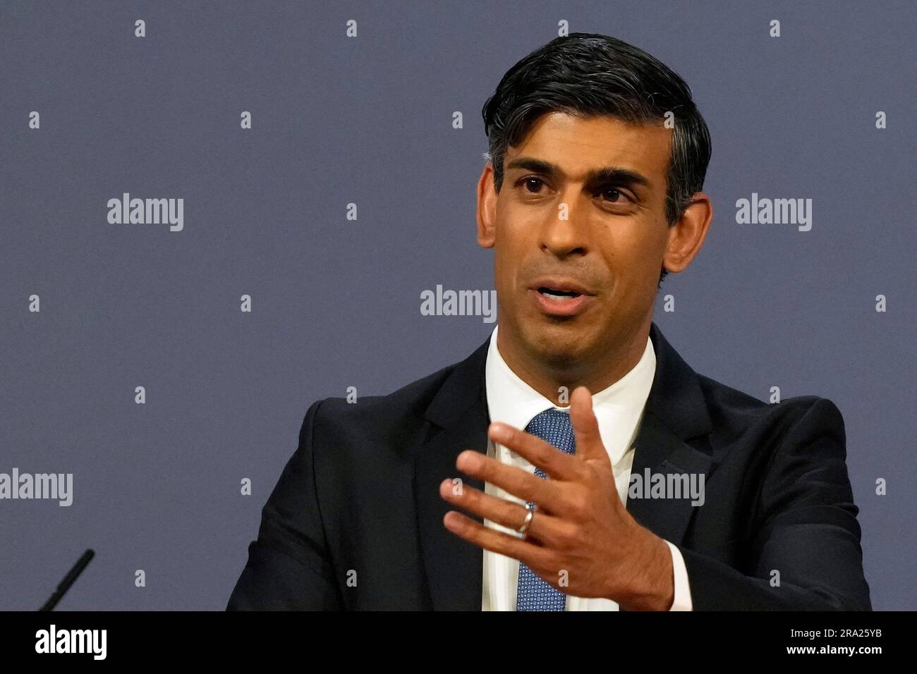 Le Premier ministre Rishi Sunak lors d'une conférence de presse à Downing Street à Londres, alors que le NHS et le gouvernement lancent le tout premier plan de travail à long terme de l'histoire du NHS. Date de la photo: Vendredi 30 juin 2023. Banque D'Images