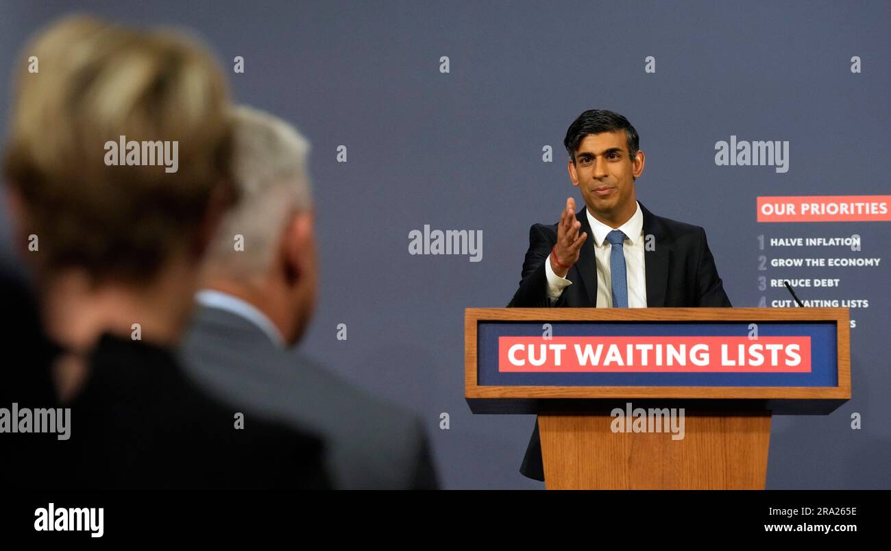 Britain's Prime Minister Rishi Sunak gestures as he answers a question during a press conference at No 9 Downing Street about the British National Health Service, and a 15 year plan to boost employment in the NHS, in London, Friday, June 30, 2023. (AP Photo/Frank Augstein, Pool) Banque D'Images