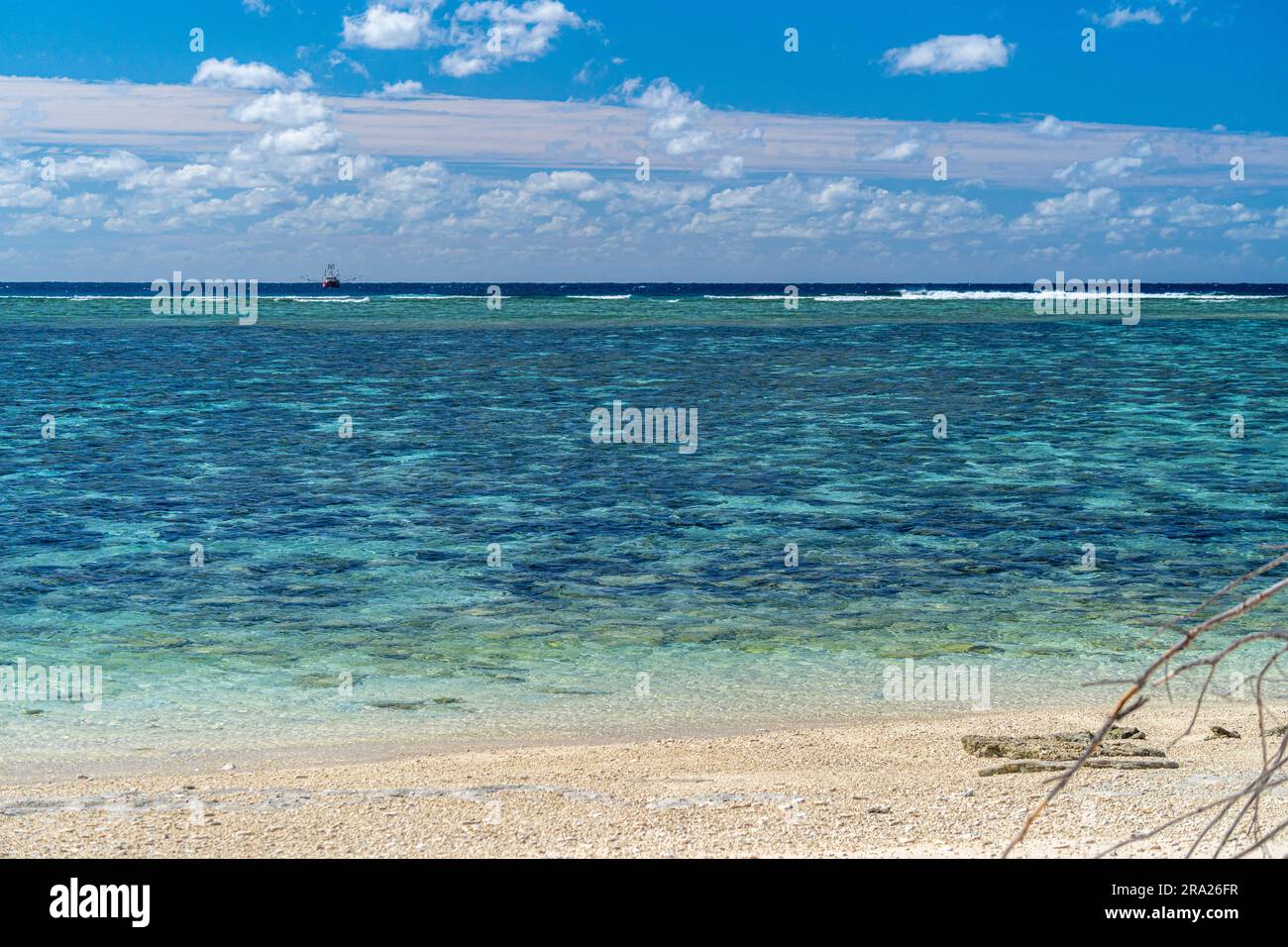 Chalutier de pêche ancré à l'extérieur du lagon de corail entourant Lady Elliot Island, Grande Barrière de corail, Queensland, Australie Banque D'Images