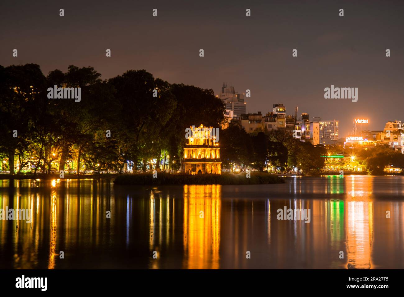 Hanoï, Vietnam. 27th juin 2023. Cette photo prise sur 27 juin 2023 montre une vue sur le lac Hoan Kiem la nuit à Hanoi, Vietnam. Credit: Pham Dinh Duc/Xinhua/Alay Live News Banque D'Images