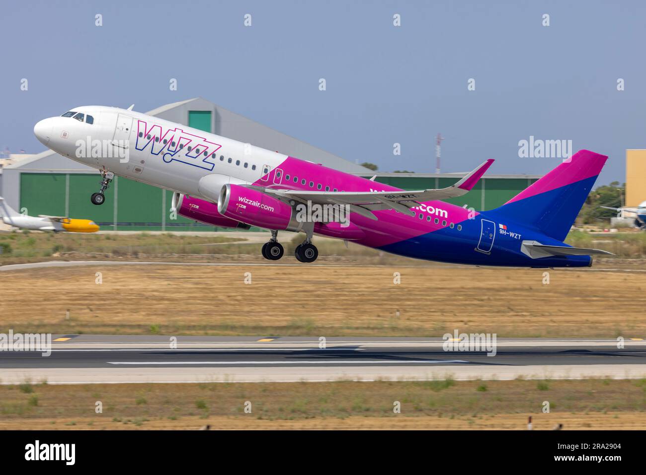 Wizz Air Malta Airbus A320-232(WL) (REG: 9h-WZT) décollage de la piste 13. Banque D'Images