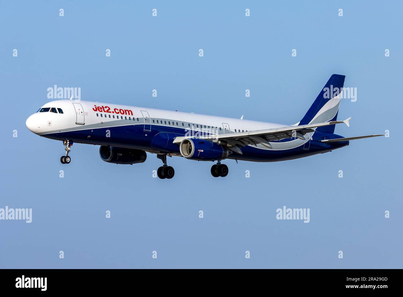 Jet2 Airbus A321-231 (REG: CS-TRJ) loué de Hi Fly sur le point de débarquer la piste 31. Banque D'Images