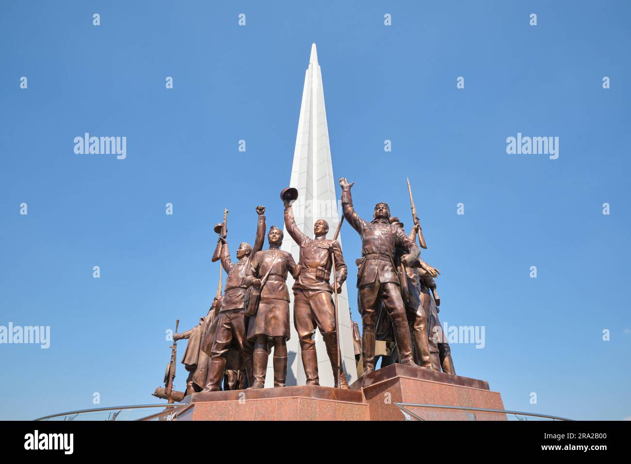La sculpture sur le toit de différentes forces en uniforme, célébrant la victoire. Au Shon Sharaf Great Patriotic War, complexe de musées de la Seconde Guerre mondiale à Tachkent, Banque D'Images