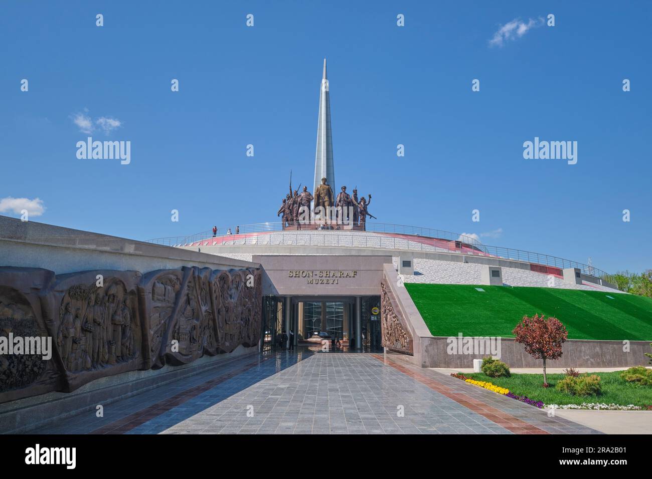 L'entrée principale avec une frise en bronze élaborée. Au Shon Sharaf Great Patriotic War, complexe de musées de la Seconde Guerre mondiale à Tachkent, en Ouzbékistan. Banque D'Images