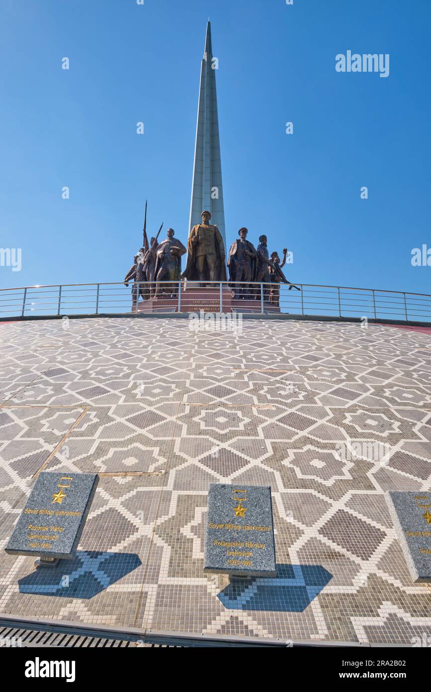 La sculpture sur le toit de différentes forces en uniforme, célébrant la victoire. Au Shon Sharaf Great Patriotic War, complexe de musées de la Seconde Guerre mondiale à Tachkent, Banque D'Images