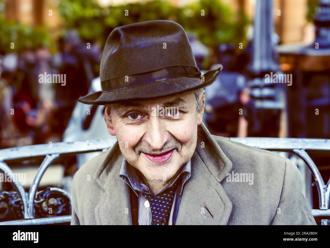 Londres, Royaume-Uni - 30 juin 1981:portrait d'un homme âgé assis à un banc dans Hyde Park. Il sourit et aime la retraite. Banque D'Images