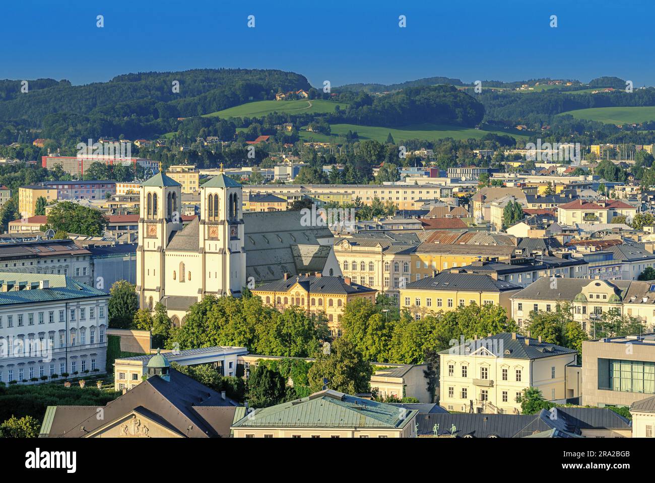 Andräkirche, église paroissiale Saint Andrä, dans la ville de Salzbourg, Autriche, avec vue sur le Heuberg. L'église catholique est située dans le quartier de Neustadt. Banque D'Images Andräkirche, église paroissiale Saint Andrä, dans la ville de Salzbourg, Autriche, avec vue sur le Heuberg. L'église catholique est située dans le quartier de Neustadt. Banque D'Images