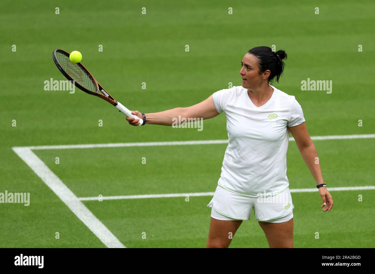 Aons Jabeur s'exerce sur le court n° 1 au All England Lawn tennis and Croquet Club de Wimbledon, avant les championnats qui commencent lundi. Date de la photo: Vendredi 30 juin 2023. Banque D'Images