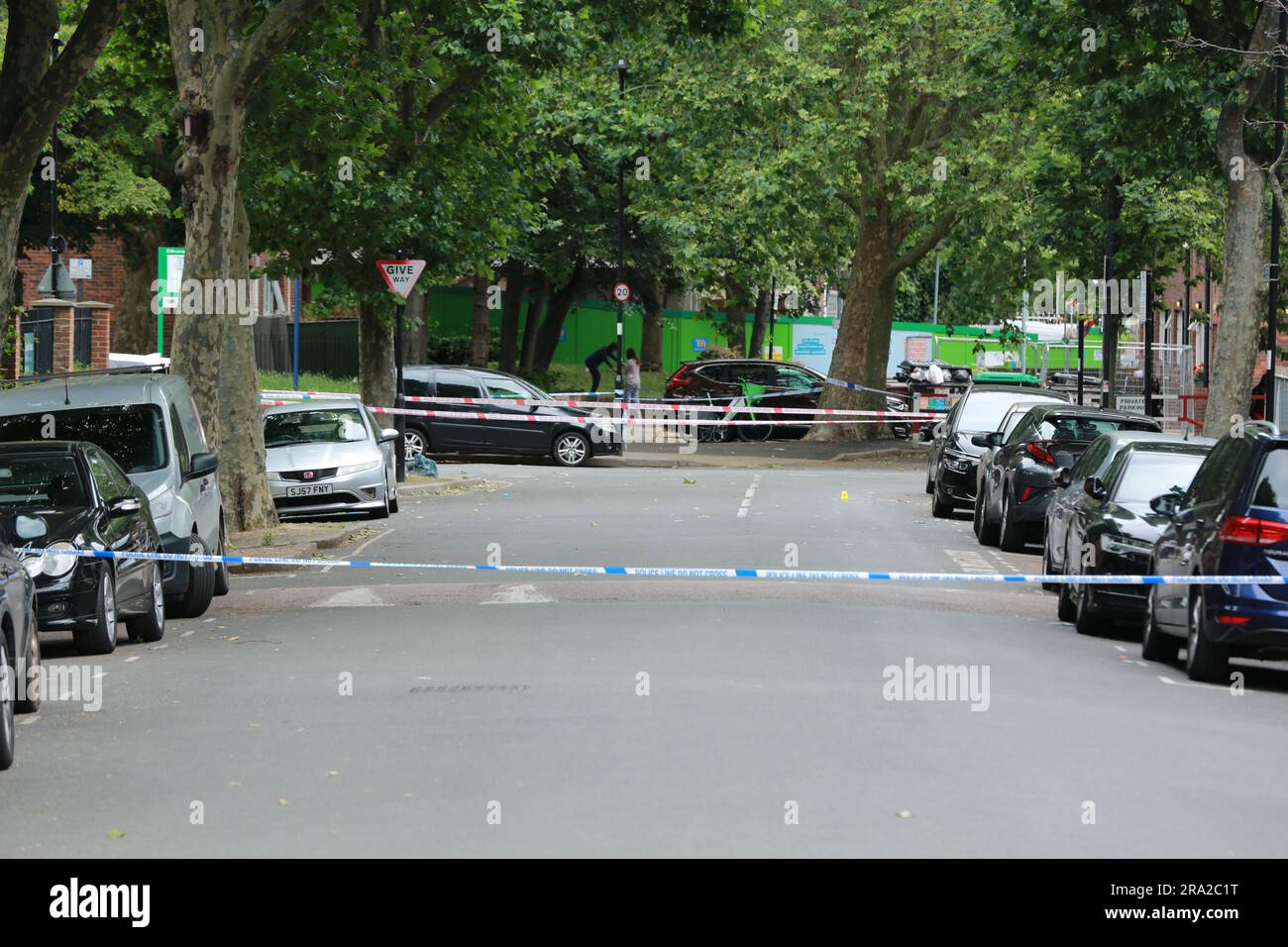 Londres, Royaume-Uni. 30 juin 2023. Des analyses judiciaires sur les lieux après le double meurtre d'Archway. Un adolescent et un homme ont été poignardés à mort sur le chemin Elthorne, chemin Grovedale, à Archway. Les deux mâles ont été trouvés à Islington, jeudi après 11,30pm, 29 juin 2023. Credit: Waldemar Sikora/Alay Live News Banque D'Images