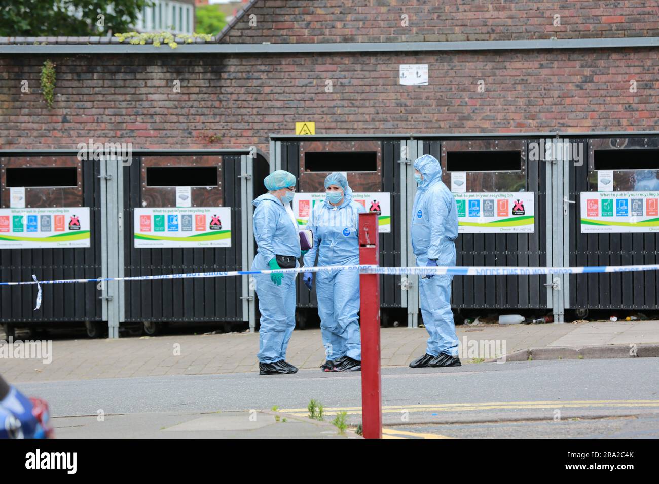 Londres, Royaume-Uni. 30 juin 2023. Des analyses judiciaires sur les lieux après le double meurtre d'Archway. Un adolescent et un homme ont été poignardés à mort sur le chemin Elthorne, chemin Grovedale, à Archway. Les deux mâles ont été trouvés à Islington, jeudi après 11,30pm, 29 juin 2023. Credit: Waldemar Sikora/Alay Live News Banque D'Images