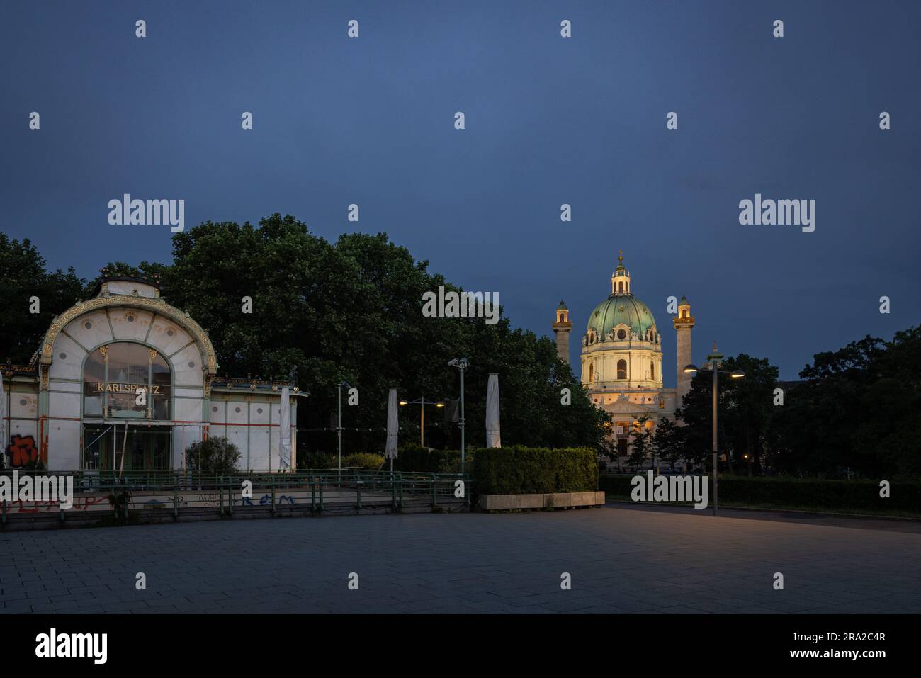 L'église Karlskirche et l'ancienne station de tramway 'Stadtbahnstation Karlsplatz' à Vienne, Autriche, pendant l'heure bleue. Banque D'Images