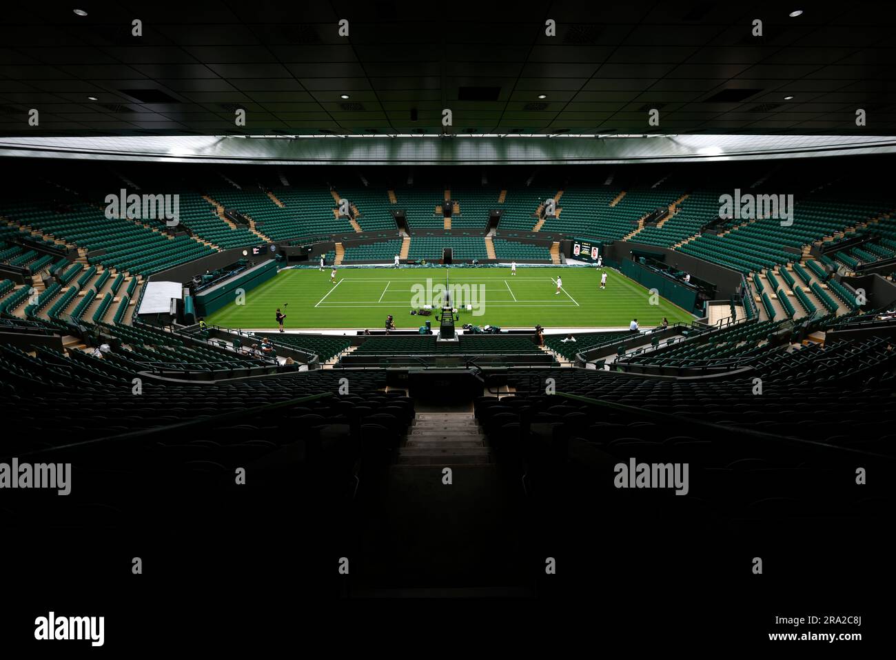 Aons Jabeur s'exerce sur le court n° 1 au All England Lawn tennis and Croquet Club de Wimbledon, avant les championnats qui commencent lundi. Date de la photo: Vendredi 30 juin 2023. Banque D'Images
