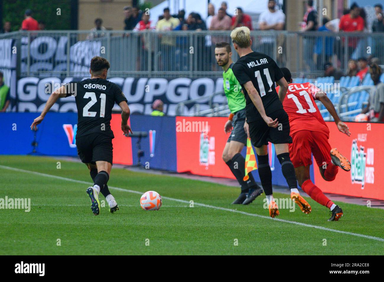 Toronto, ON, Canada - 27 juin 2023: Jordan Tell #11 ((R) combats pour l'abll pendant le match de la coupe d'or de la CONCACAF 2023 entre l'équipe nationale du Canada Banque D'Images Toronto, ON, Canada - 27 juin 2023: Jordan Tell #11 ((R) combats pour l'abll pendant le match de la coupe d'or de la CONCACAF 2023 entre l'équipe nationale du Canada Banque D'Images