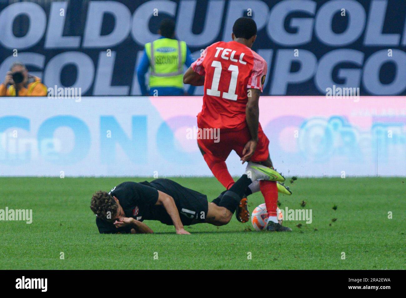 Toronto, ON, Canada - 27 juin 2023: Jordan Tell #11 ((R) combats pour l'abll pendant le match de la coupe d'or de la CONCACAF 2023 entre l'équipe nationale du Canada Banque D'Images Toronto, ON, Canada - 27 juin 2023: Jordan Tell #11 ((R) combats pour l'abll pendant le match de la coupe d'or de la CONCACAF 2023 entre l'équipe nationale du Canada Banque D'Images