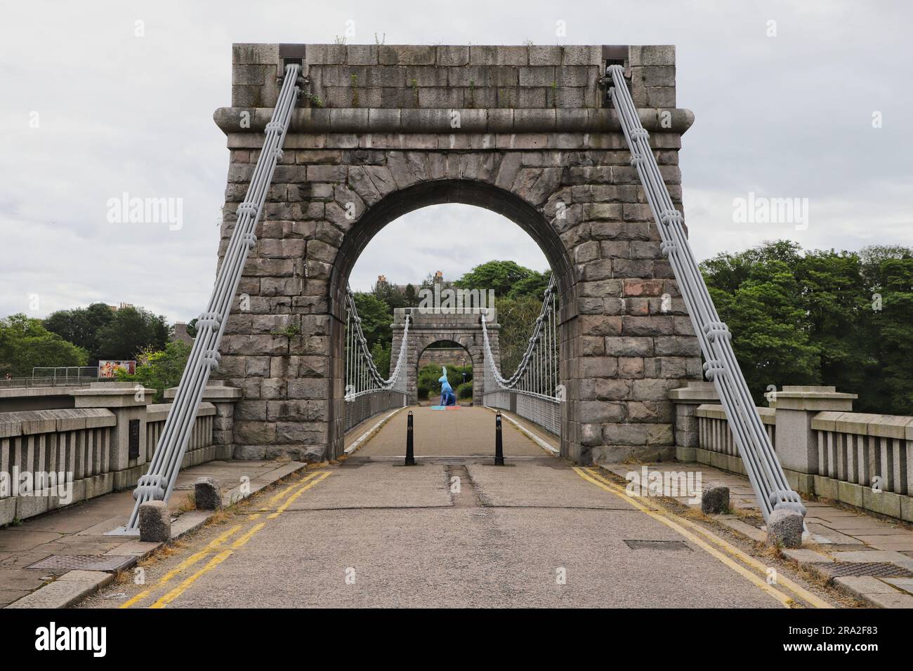 Tournez le Tide – Donna Newman - Eden-Designs sur le pont suspendu de Wellington. L'une des œuvres d'art sur le Big Hop Trail Aberdeen Scotland juin 2023 Banque D'Images