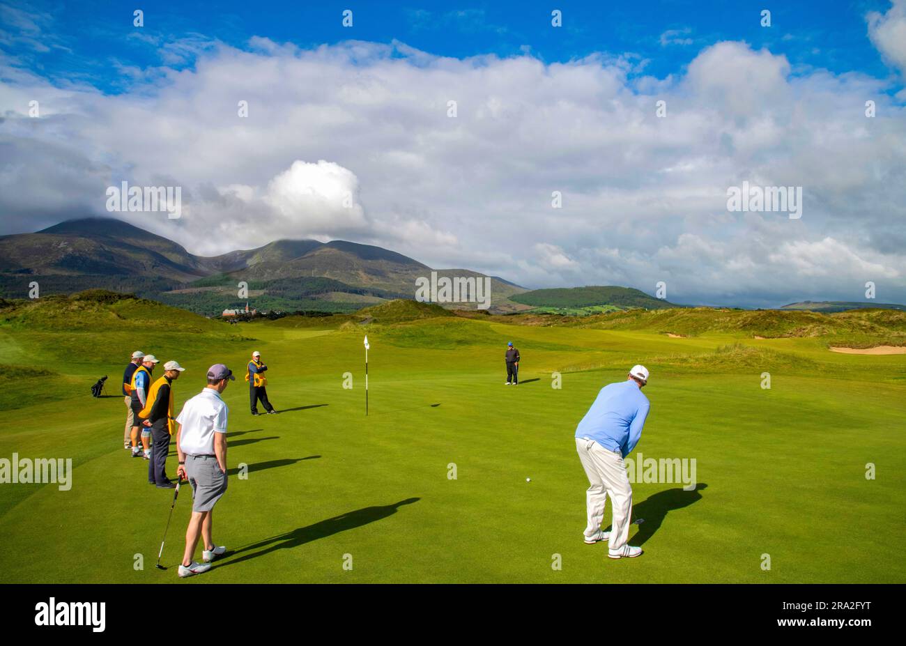 Royal County Down Golf Club avec les montagnes de Mourne en arrière-plan, Irlande du Nord Banque D'Images