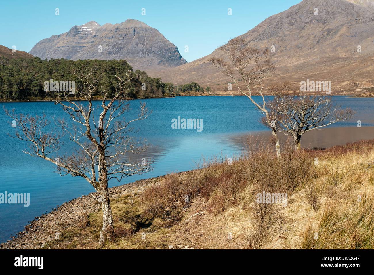 Liathach vu du Loch clair à Glen Torridon dans les Highlands du Nord-Ouest écossais Banque D'Images