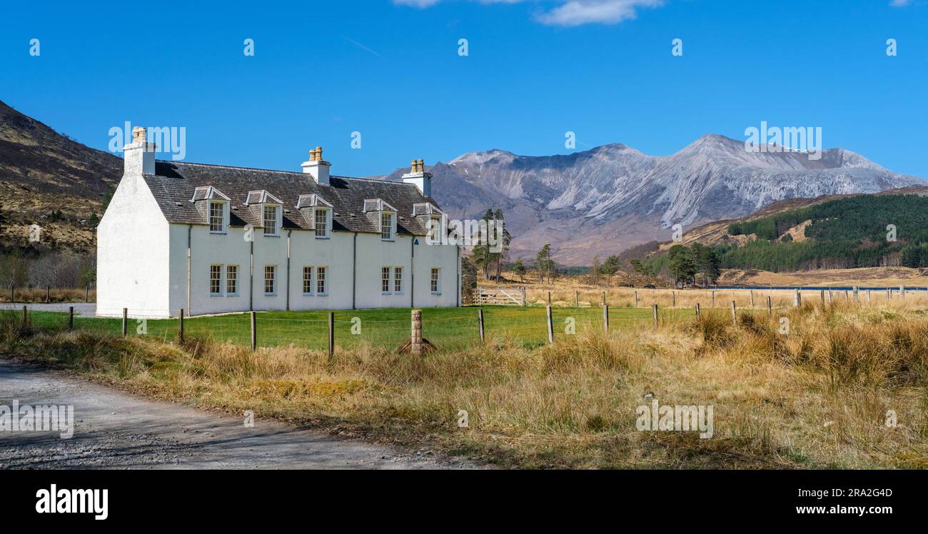 Coulin ferme sur le domaine Coulin dans la région de Torridon dans les Highlands du Nord-Ouest près de Kinlochewe la montagne en arrière-plan est Beinn Eighe Banque D'Images